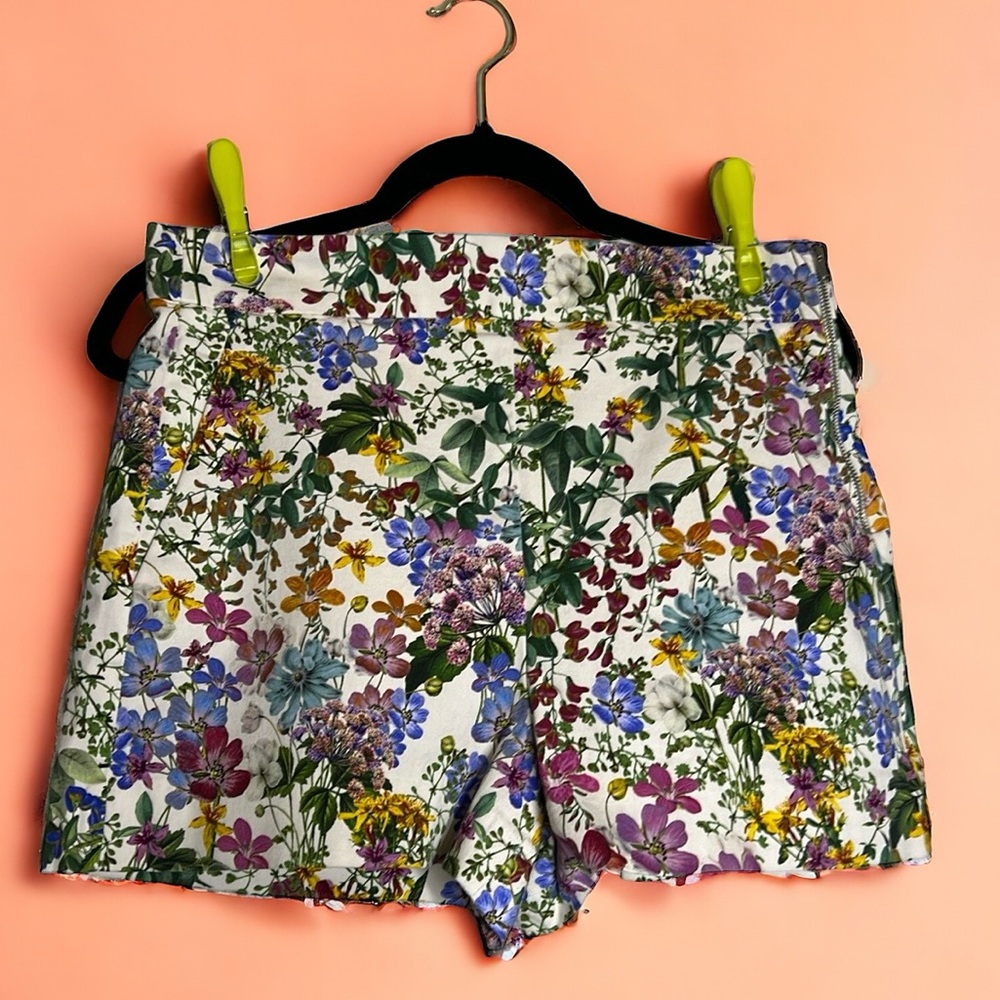 💫ZARA Floral Shorts size Large💫